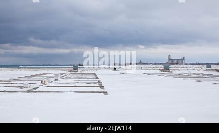 Les glissades de bateau sont gelées tandis que la marina de Lighthouse point à Collingwood, en Ontario, subit des tempêtes hivernales et des températures glaciales en Géorgie Banque D'Images