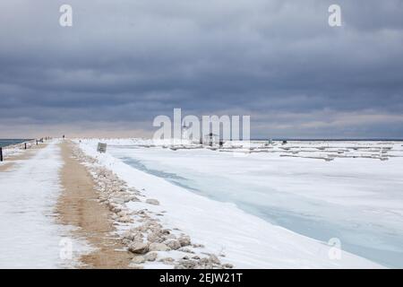 Les glissades de bateau sont gelées tandis que la marina de Lighthouse point à Collingwood, en Ontario, subit des tempêtes hivernales et des températures glaciales en Géorgie Banque D'Images