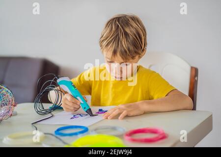 Enfant utilisant un stylo de dessin d'impression 3d. Concept d'éducation créative, de loisirs, de technologie Banque D'Images