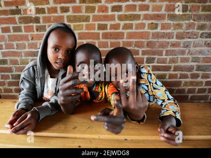 Les enfants de l'école primaire rwandaise dans leur classe, Nyamata, Rwanda. Banque D'Images