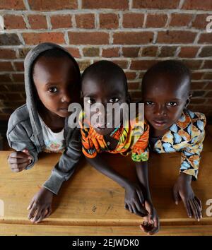 Les enfants de l'école primaire rwandaise dans leur classe, Nyamata, Rwanda. Banque D'Images