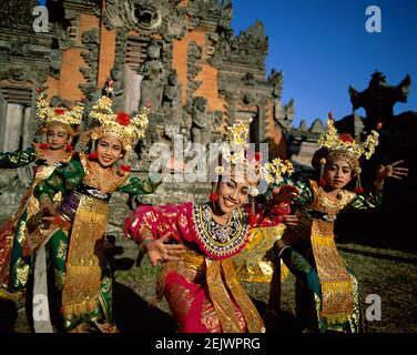 Asie, ndonesia, Bali, groupe de belles filles balinaises souriantes exécutant le traditionnel Legong Danse Banque D'Images