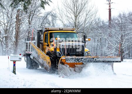 Danville, États-Unis. 22 février 2021. Un camion du ministère des Transports de Pennsylvanie couvre une route enneigée.UNE tempête rapide a laissé plusieurs centimètres de neige sur une grande partie de la Pennsylvanie, ce qui a entraîné des restrictions de voyage et la fermeture des écoles. Crédit : SOPA Images Limited/Alamy Live News Banque D'Images