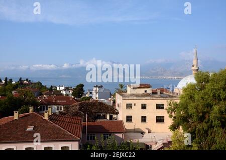 Antalya vieille ville dans le sud de la Turquie, vue sur les toits vers la mer et les montagnes. Sept. 2015 Banque D'Images