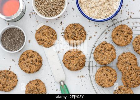 Biscuits de graines de chanvre et de chia . Biscuits faits maison à base de chanvre et de graines de chia avec des ingrédients sur fond blanc