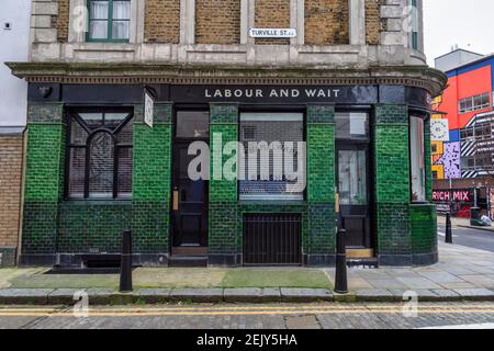 Londres, Royaume-Uni. 19 février 2021. Le magasin de travail et d'attente de Brick Lane est actuellement fermé en raison de l'éclusage de Covid19.les magasins non essentiels en Angleterre devraient rouvrir le 12 avril après que Boris Johnson a annoncé son plan de sortie de l'éclusage pour l'Angleterre. Crédit : SOPA Images Limited/Alamy Live News Banque D'Images