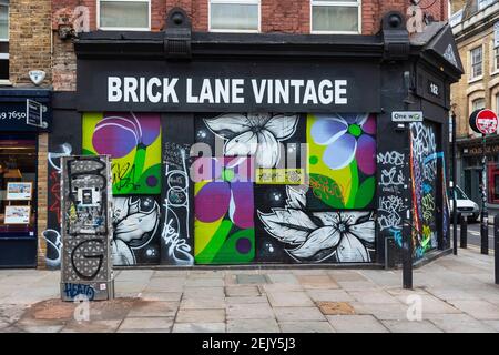 Londres, Royaume-Uni. 19 février 2021. Le magasin Brick Lane Vintage est actuellement fermé en raison du confinement de Covid19.les magasins non essentiels en Angleterre devraient rouvrir le 12 avril après que Boris Johnson a annoncé son plan de sortie de Lockdown pour l'Angleterre. Crédit : SOPA Images Limited/Alamy Live News Banque D'Images