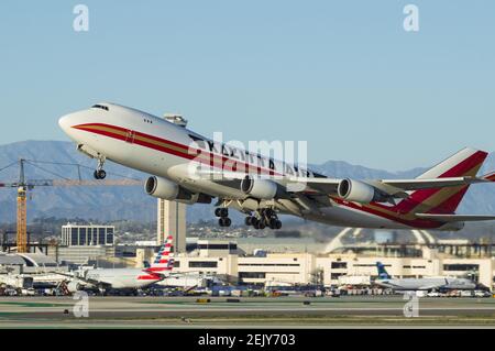 Boeing 747 de Kalitta Air aéroporté à LAX. Kalitta Air est une compagnie aérienne américaine de fret. Banque D'Images