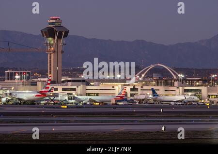Aéroport international de Los Angeles, vue vers le nord, y compris le bâtiment thématique et la tour de contrôle. Banque D'Images