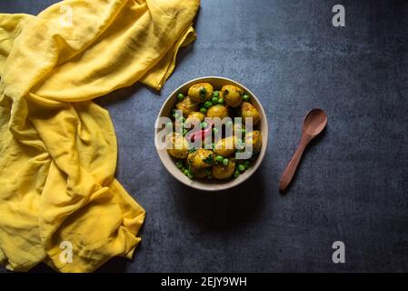 Nourriture indienne dum aloo ou pommes de terre cuites au feu lent dans un bol. Banque D'Images