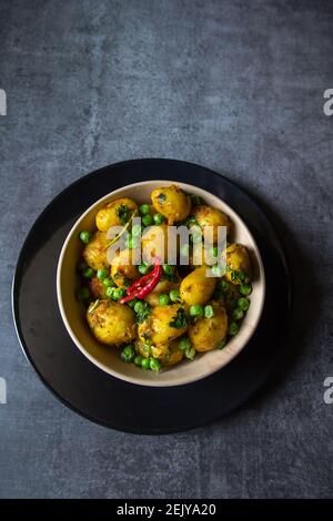 Nourriture indienne dum aloo ou pommes de terre cuites au feu lent dans un bol. Vue de dessus, mise au point sélective. Banque D'Images