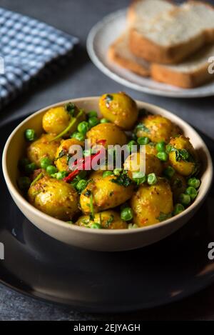 Nourriture indienne dum aloo ou pommes de terre cuites au feu lent dans un bol. Gros plan, mise au point sélective. Banque D'Images