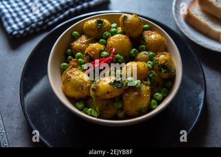 Nourriture indienne dum aloo ou pommes de terre cuites au feu lent dans un bol. Gros plan, mise au point sélective. Banque D'Images