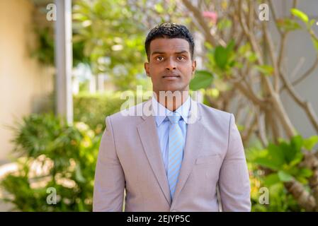 Portrait d'un beau jeune homme d'affaires africain vêtu d'un costume Banque D'Images