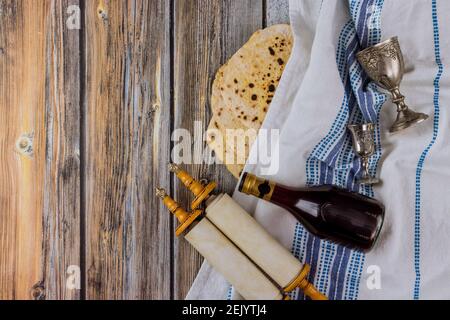 La Torah juive roule sur des attributs de pesach dans la composition du vin et la pâque matzah Banque D'Images