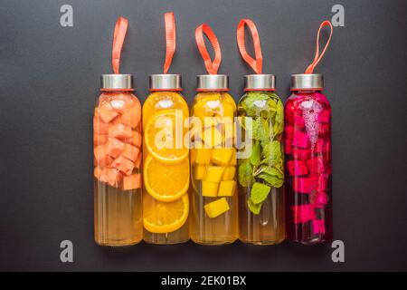 Cambucha avec divers fruits disposés sous forme d'arc-en-ciel. Thé kombucha cru fermenté fait maison avec différents arômes. Naturel sain Banque D'Images