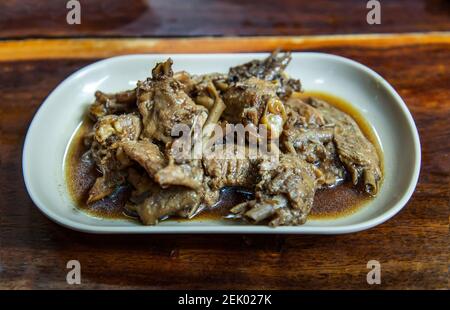 Ailes de canard bouillies, sauce soja, style chinois, sur un plat blanc. Aucune mise au point, en particulier. Banque D'Images