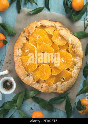 Vue de dessus de la tarte à l'orange et au carvi sur une table en bois gris.la saison d'hiver et les idées de noël tarte aux recettes avec pâtisserie au carvi et oranges, mandarines ou mandarines Banque D'Images