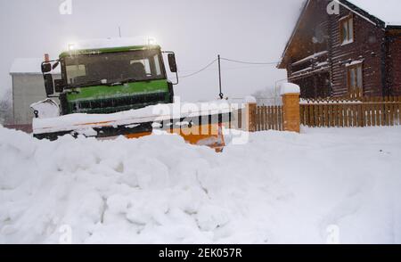 Chasse-neige faisant l'enlèvement de la neige au cours de blizzard Banque D'Images