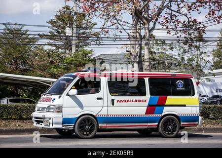 Chiangmai, Thaïlande - février 9 2021 : minibus d'ambulance privé. Sur la route n°1001, à 8 km du quartier des affaires de Chiangmai. Banque D'Images