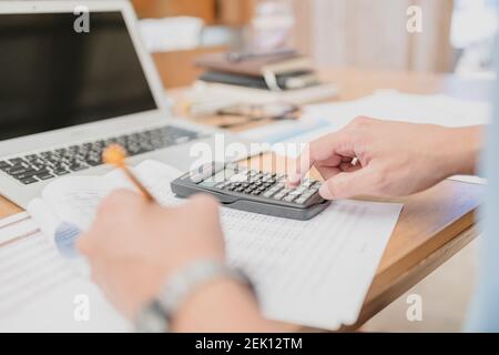 homme d'affaires utilisant la calculatrice pour calculer la comptabilité budgétaire, les données d'affaires. finance et concept comptable Banque D'Images