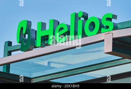 Lettrage Helios et logo de l'opérateur hospitalier privé sur le portail d'entrée de la clinique à Gifhorn, Allemagne, 20 février 2021 Banque D'Images