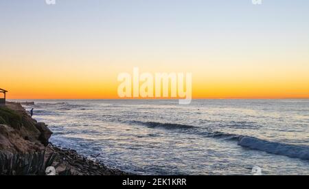 22 février 2021 : le soleil se couche à la Jolla, Californie, le lundi 22 février 2021. Le coucher du soleil comprenait la Jolla Cove, une piscine pour enfants, des belvédères, des phoques, des lions de mer, falaises, et oiseaux. Crédit: Rishi Deka/ZUMA Wire/Alay Live News Banque D'Images