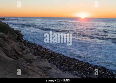 22 février 2021 : le soleil se couche à la Jolla, Californie, le lundi 22 février 2021. Le coucher du soleil comprenait la Jolla Cove, une piscine pour enfants, des belvédères, des phoques, des lions de mer, falaises, et oiseaux. Crédit: Rishi Deka/ZUMA Wire/Alay Live News Banque D'Images