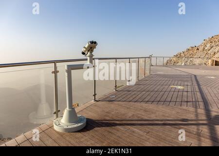 Jebel JAIS Viewing Deck Park avec jumelles à pièces surplombant les montagnes Hajar, Émirats Arabes Unis. Banque D'Images