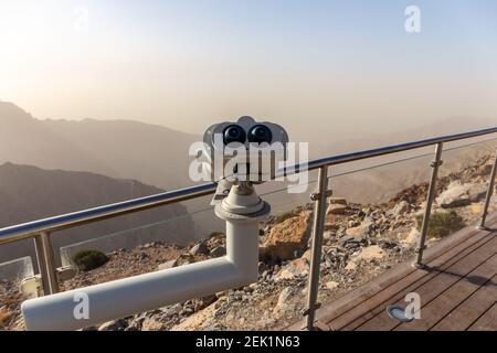 Jumelles à pièces au Jebel JAIS Viewing Deck Park surplombant les montagnes Hajar, Émirats arabes Unis. Banque D'Images