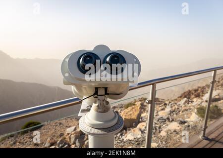 Jumelles à pièces au Jebel JAIS Viewing Deck Park surplombant les montagnes Hajar, Émirats arabes Unis. Banque D'Images