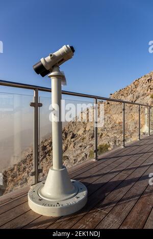 Jebel JAIS Viewing Deck Park avec jumelles à pièces surplombant les montagnes Hajar, Émirats Arabes Unis. Banque D'Images