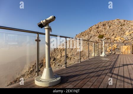 Jebel JAIS Viewing Deck Park avec jumelles à pièces surplombant les montagnes Hajar, Émirats Arabes Unis. Banque D'Images