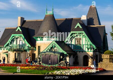 Khryashchevka, Russie, 16 juillet 2020, château Garibaldi, chariot en bois vert avec rideaux se dresse devant la maison à colombages, à l'étage inférieur i Banque D'Images