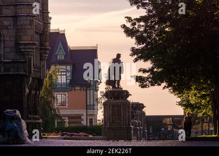 Khryashchevka, Russie, 16 juillet 2020, château Garibaldi, sur fond de ciel du soir, statue du guerrier devant le château de pierre, au loin Banque D'Images