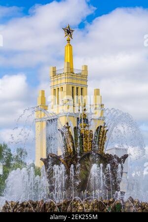 Russie Moscou 12.05.2016 Pierre Fontaine de fleur à vdnh en arrière-plan est un grand bâtiment avec une étoile. Architecture russe. Banque D'Images