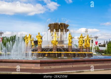 MOSCOU, RUSSIE-12 MAI 2016 : Fontaine de l'amitié des peuples dans le parc VDNH à Moscou. Vue magnifique sur la fontaine dorée à l'arrière-plan d'un grand bu Banque D'Images