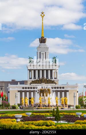 MOSCOU, RUSSIE-12 MAI 2016 : Fontaine de l'amitié des peuples dans le parc VDNH à Moscou. Vue magnifique sur la fontaine dorée à l'arrière-plan d'un grand bu Banque D'Images