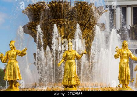 MOSCOU, RUSSIE-12 MAI 2016 : Fontaine de l'amitié des peuples dans le parc VDNH à Moscou. Vue magnifique sur la fontaine dorée à l'arrière-plan d'un grand bu Banque D'Images