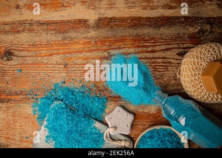 Cristaux de sel de bain bleu en bouteille. Atmosphère de détente et de plaisir. Banque D'Images