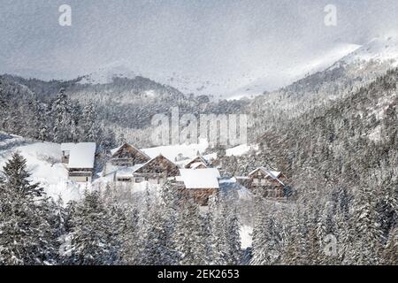 chalets enneigés dans une vallée surmontée de montagnes, paysage d'hiver, alpes européennes Banque D'Images