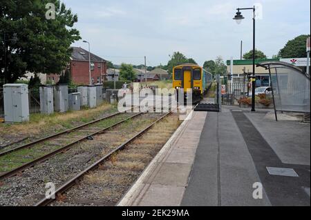 Un train DMU de classe 153 s'approche de la station Llandovery, au cœur de la ligne Wales, au-dessus du passage à niveau Banque D'Images