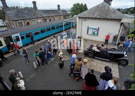 'Queen Victoria' arrive à la gare de Llandrindod Wells pour y participer Dans le festival victorien annuel de la ville Banque D'Images