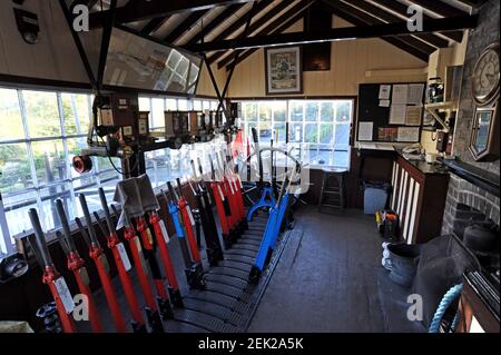 L'ancienne boîte de signalisation de la gare de Llandybie en provenance du cœur de la ligne du pays de Galles, actuellement en service au chemin de fer du patrimoine de Gwili, Carmarthenshire Banque D'Images