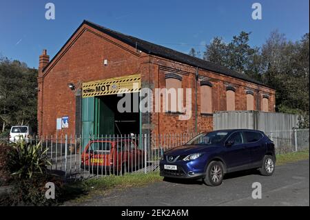 L'ancien hangar de marchandises à la gare de Pontarddulais, coeur de la ligne de pays de Galles, maintenant un garage pour véhicules Banque D'Images