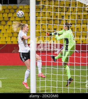 Goalchance Lea SCHUELLER l. (GER) versus goalwart/goalhueterin Justien ODEURS (bel) action, duels, football Laenderspiel femmes, mini-tournoi - trois nations. Un but, Allemagne (GER) - Belgique (bel), le 21 février 2021 à Aix-la-Chapelle/Allemagne. Â | utilisation dans le monde entier Banque D'Images