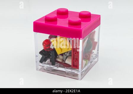 Coffret Lego transparent avec blocs de construction Lego à l'intérieur Banque D'Images