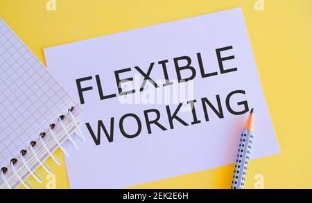 Texte DE TRAVAIL FLEXIBLE écrit sur papier blanc sur fond jaune. Concept de travail non traditionnel. Banque D'Images