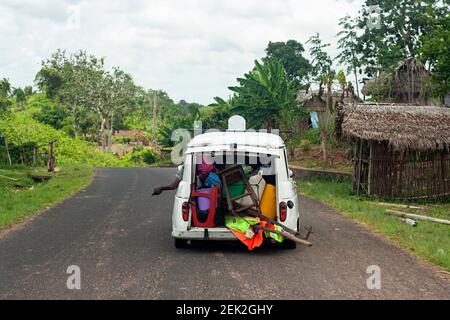 Ancienne Renault 4 avec coffre ouvert entièrement chargé Une route rurale dans l'est de Madagascar Banque D'Images