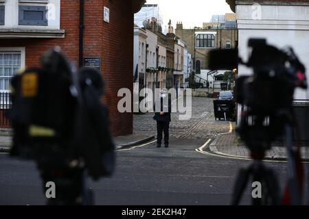 Un policier se tient à l'entrée arrière de l'hôpital du Roi Edward VII à Londres où le duc d'Édimbourg a été admis dans la soirée du mardi 16 février. Date de la photo: Mardi 23 février 2021. Banque D'Images